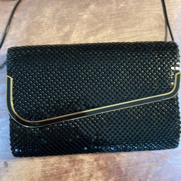 Black shiny clutch purse - Picture 3 of 6